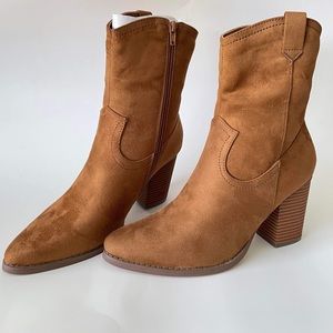 Story size 7 tan suede ankle boots